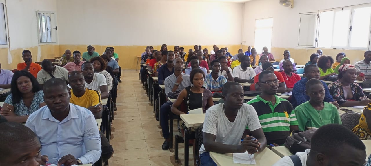 Sessão de esclarecimento com os candidatos  sobre o Concurso N01/2023 ocorrida no Anfiteatro da Universidade Lusófona da Guiné